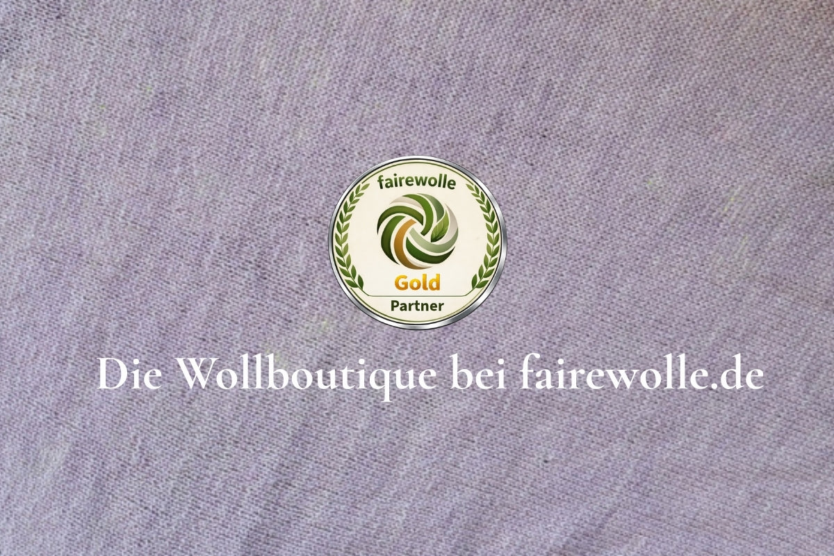 Gestricktes Tuch aus pflanzengefärbter Wolle von Bibi’s Färbewerkstatt mit dem Goldsiegel von fairewolle.de