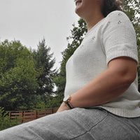 Eine Ansicht vom Shirt beim sitzen.