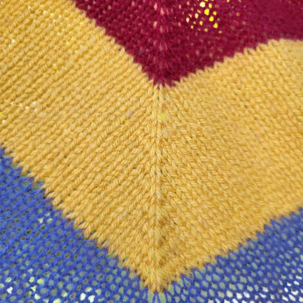 Fertig gestrickter Sampler Shawl aus Cardiff Cashmere Classic und Prime