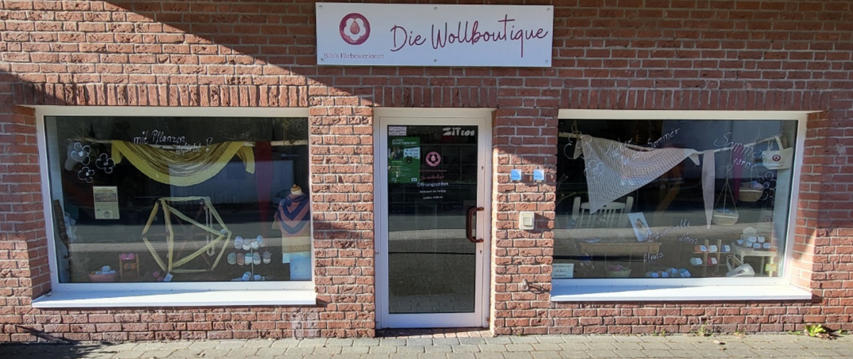 Blick in die Wollboutique in Volkholz mit Garnen in den Regalen
