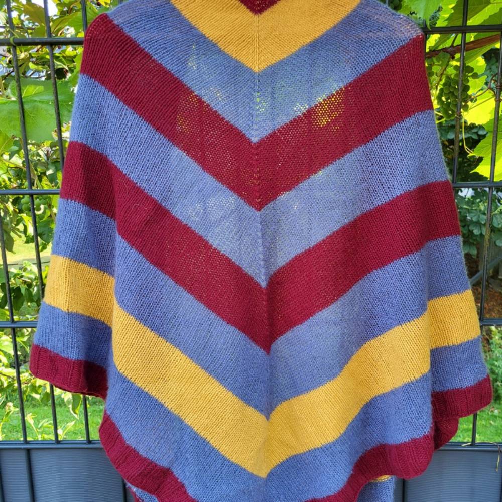 Strickset Sampler Shawl mit Cardiff Cashmere Classic und Prime in zwei Farben, aufgerollt auf Holzuntergrund