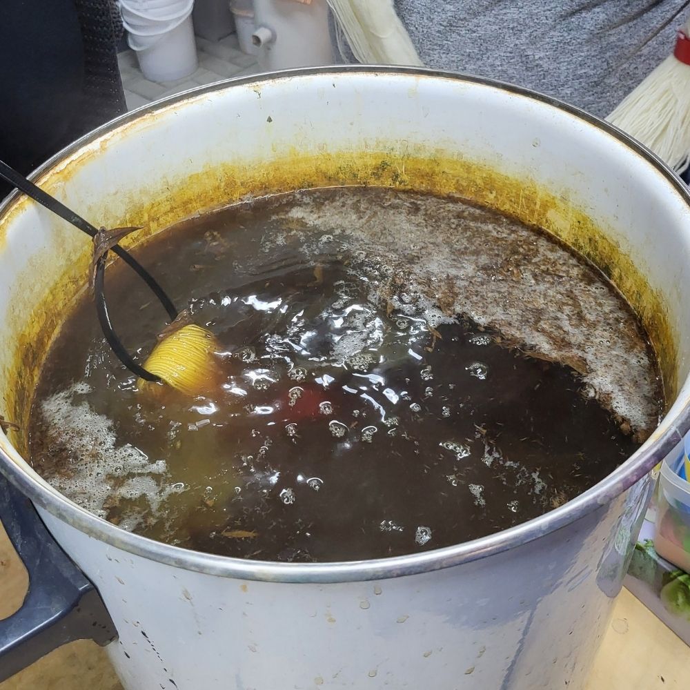 Ein Färbetopf wo die Farben zum färben ausgekocht werden.