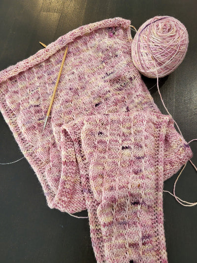 Die Laalee stricke ich gerade aus einem tollen Sockengarn. HAndgefärbt und in verschiedenen rosa tönen.