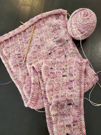 Die Laalee stricke ich gerade aus einem tollen Sockengarn. HAndgefärbt und in verschiedenen rosa tönen.