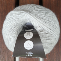 Knäuel Milano von LAMANA aus Merino und Kaschmir, hellgrau