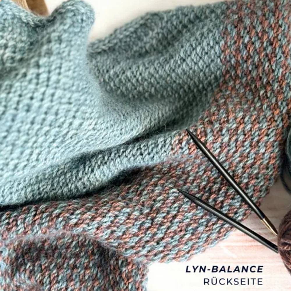 Zwei Knäuel Poema Cashmere für die große Version von Lyn