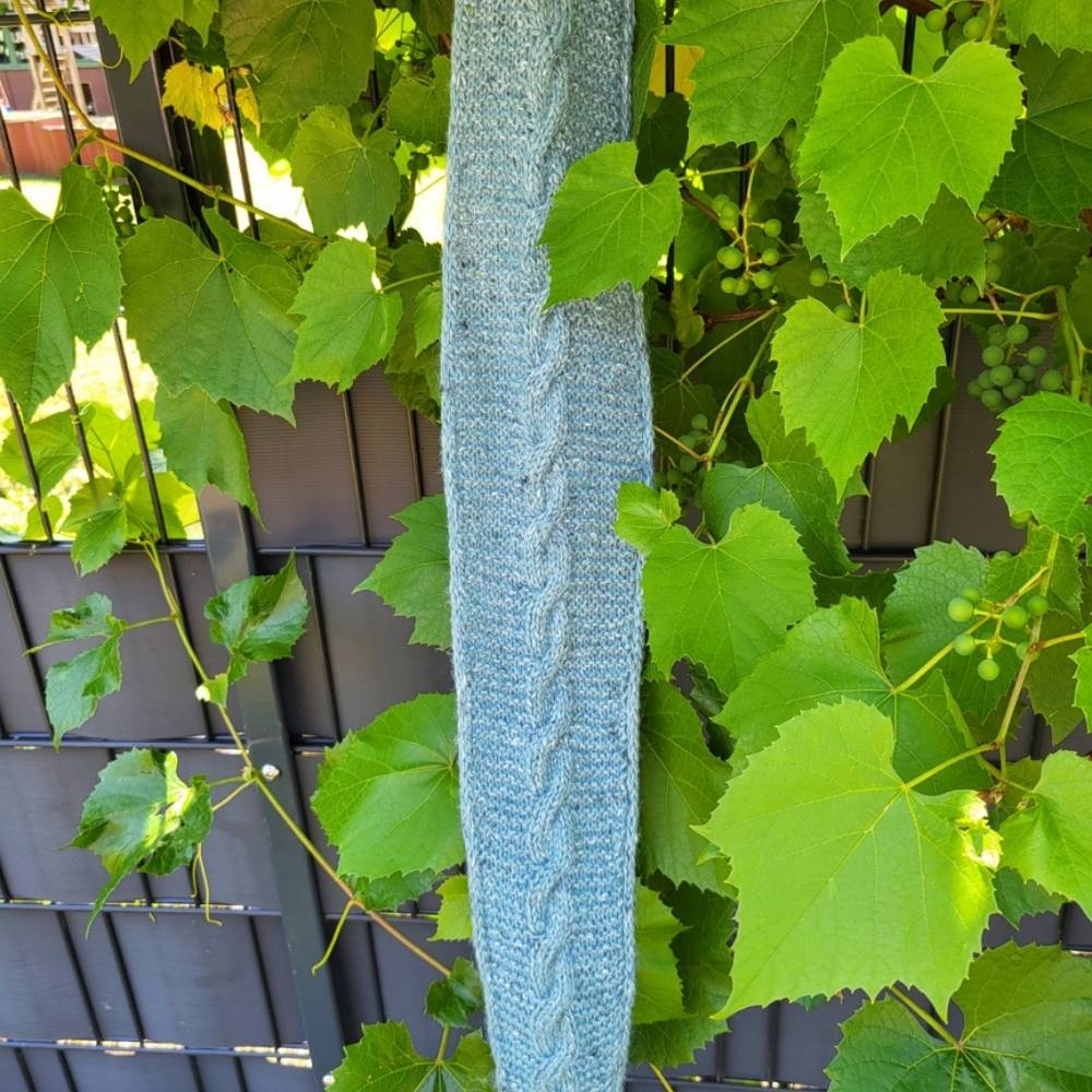 Movie-Scarf – schmaler Strickschal aus Rowan Felted Tweed nach einer Strickanleitung von Bianca Schmidt draußen Fotografiert.