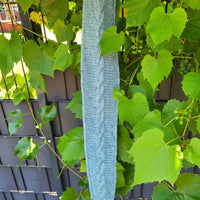 Movie-Scarf – schmaler Strickschal aus Rowan Felted Tweed nach einer Strickanleitung von Bianca Schmidt draußen Fotografiert.