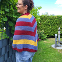 Tragebfoto, mein Sampler Shawl und ich in 3 Farben auf dem Bild.
