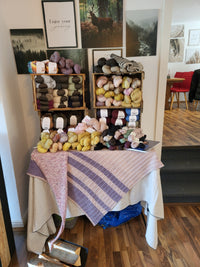 ein kleiner Stand mit Wolle