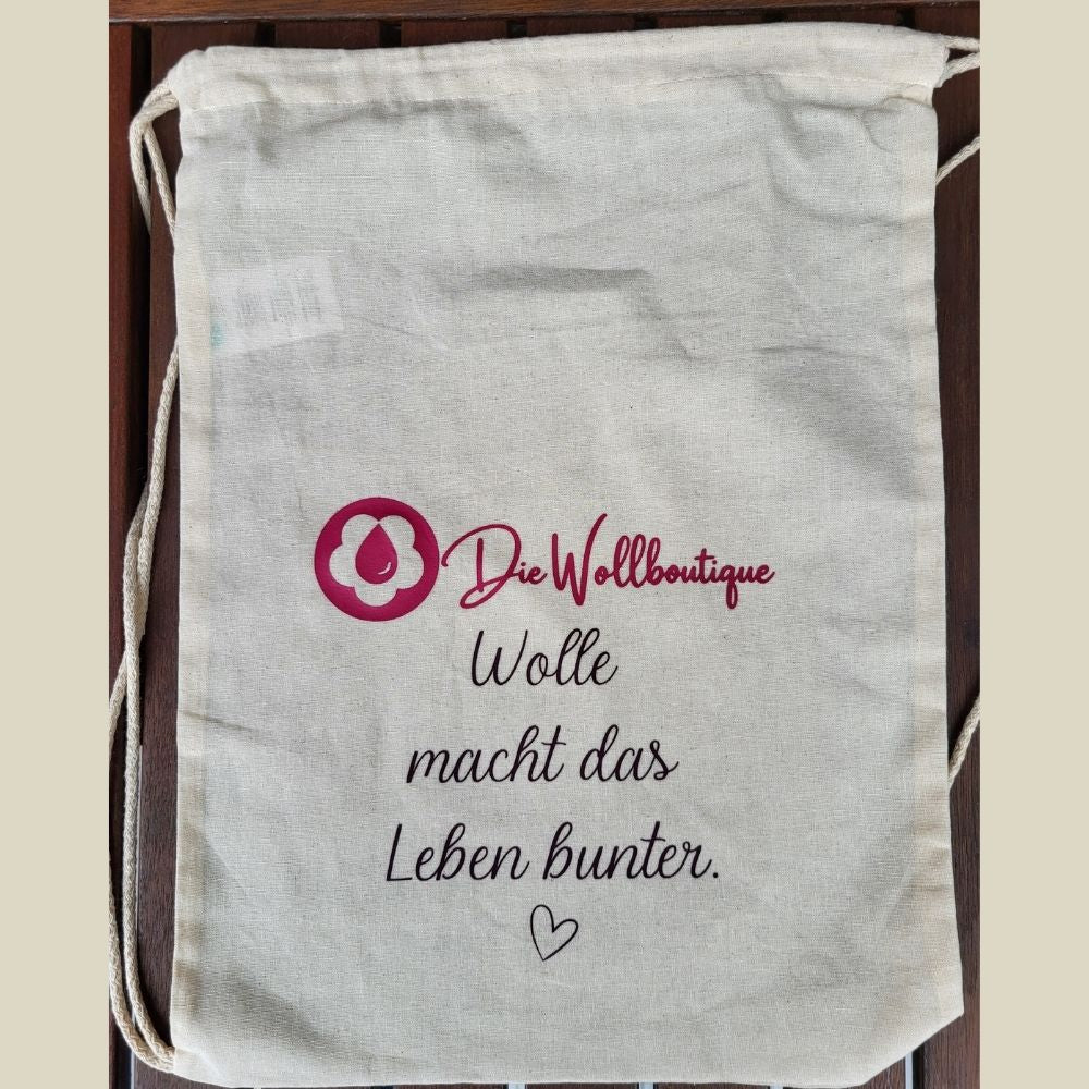 Baumwolltasche der Wollboutique auf einem Holztisch, Tasche 1