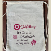 Baumwolltasche der Wollboutique auf einem Holztisch, Tasche 2